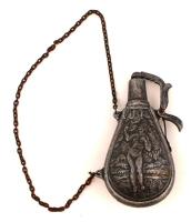 Övre akasztható, akttal és férfifejjel díszített fém lőportároló, m: 15,5 cm