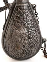 Övre akasztható, akttal és férfifejjel díszített fém lőportároló, m: 15,5 cm