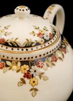 Zsolnay Sissy mintás teás készlet: 1 db fedeles kiöntő (m: 15,5 cm), 1 db fedeles cukortartó (m: 12,...