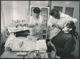 cca 1975 Fogorvosnál, fotó, hátulján feliratozva, 13×18 cm