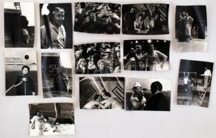 cca 1990 Színészek bolondos sportnapjáról készült fotósorozat, 21 db fénykép, 13x18 cm