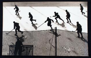 cca 1975 Gebhardt György (1910-1993): Jégkorong mérkőzés, feliratozott vintage fotóművészeti alkotás a szerző hagyatékából, kartonra kasírozva, 25x39 cm