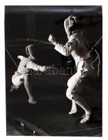 cca 1975 Gebhardt György (1910-1993): Lányok a páston, feliarozott, aláírt vintage fotóművészeti alkotás a szerző hagyatékából, 40x30 cm