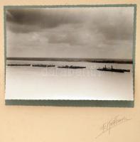 cca 1930 F. Kratohvil: Uszályok vontatása gőzhajóval a Dunán, aláírt fotóművészeti alkotás, 17x23 cm, karton 43x32 cm