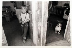 cca 1980 Nyilas Ilona: Cím nélkül, feliratozott fotóművészeti alkotás, felületén két kisebb törésnyommal, 30x40 cm