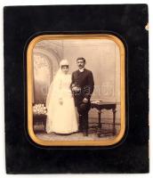 cca 1880 Esküvői fotó Eller Mór budapesti műtermében, pecséttel jelzett, aranyozott, vágott szélű paszpartuban, 23x19 cm, karton (tisztítást igényel) 38x32 cm