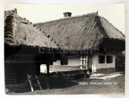 cca 1960 Darkó István: Őrség, Pityerszer, kerített ház, pecséttel jelzett, feliratozott, 30x40 cm