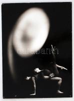 cca 1975 Balett művészek, kartonra ragasztva, 39x29 cm