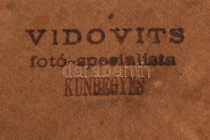 1928. május 14. Kunhegyes, az elemi iskola tanulóinak csoportképe, Vidovits kunhegyesi fényképész fe...