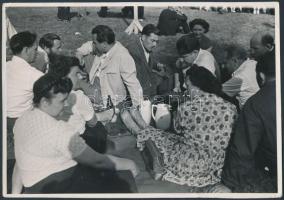 Tiszavölgyi József: Vállalati piknik, pecséttel jelzett fotó, 12x18 cm