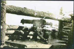 cca 1945-1950 Géppuskaállás, korabeli fotóról készült későbbi nagyítás, 15x10 cm