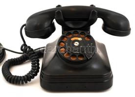 Régi tárcsázós telefon, elvágott zsinórral, viseltes számlappal
