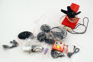 Vegyes műszaki tétel: optikai egér, ventilátor, utazó rádió, fülesek, USA-szabványú telefontöltők, f...