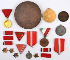 19db-os vegyes plakett, kitüntetés, jelvény, mellszalag és miniatűr tétel, főleg szocialista darabok...