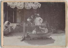 1904 Zaguzsén, Románia, Fürdetés, keményhátú fotó, hátoldalon feliratozva, sarkain sérült, 18x13 cm / 1904 Zăgujeni, Romania, Bathing, vintage photo, 18x13 cm