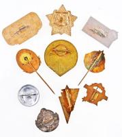 10db-os vegyes magyar és külföldi jelvény és kitűző tétel, főleg a szocialista időszakból, közte DN ...