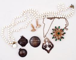 Bizsu tétel: benne 2 nyaklánc, 2 kitűző, 2 medál, 1 pár mandzsettagomb, összesen: 8 db