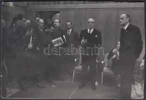 1969. március 14. Dr. Pogány Frigyes (1908-1976) az Iparművészeti Főiskola igazgatója Korach Mór (1888-1975) Kossuth-díjas vegyészmérnök, amatőr festő kiállításának megnyitóján, Tiszavölgyi József fotólapja, 9x14 cm