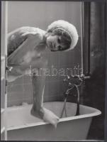 cca 1970 A postást várva, jelzetlen fotó, 24x18 cm