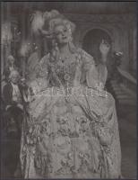 cca 1950 Tolnay Klári (1914-1998) színésznő, jelzetlen fotó, 25x19 cm