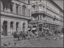 cca 1960 Budapest, napozók a József körúton, Dezső Pál kecskeméti fotóművész feliratozott budapesti városképe, 18x24 cm