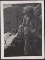 cca 1936 Dr. Csörgeő Tibor (1896-1968) tengerparti felvétele egyik aktmodelljéről, jelzés nélküli fotó a szerző hagyatékából, 12x9 cm