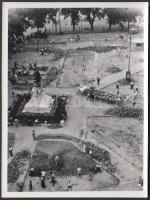 cca 1960 Medgyesi László: Kecskemét Városi Tanács dolgozói társadalmi munkában átalakítják a Kossuth teret, feliratozott fotó, 12x9 cm