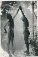 cca 1950 Kriss Géza: Zuhany alatt, aláírt, feliratozott vintage fotóművészeti alkotás, 24x16 cm