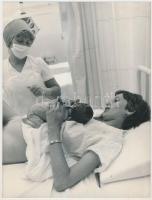 cca 1965 Kisbaba születik! 3 db fotó a Magyar Ifjúság archívumából, 24x18 cm és 17x21 cm közötti mér...