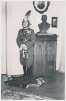 cca 1935 Katonai egyenruhában, tollas sisakban, sok kitüntetéssel, ismeretlen család negatívjai közö...