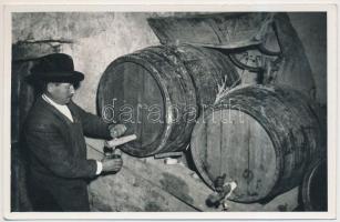 1959 Ismét van bor a gazda pincéjében, Tiszavölgyi József pecséttel jelzett felvétele, 9x14 cm