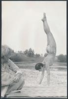 cca 1970 Kezéről a talpára...., 3 db finoman erotikus fénykép, 18x12 cm és 24x16 cm /
cca 1970 3 er...