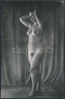 cca 1950 Műtermi aktfotók retus nélkül, 3 db finoman erotikus fénykép, későbbi előhívás, 12x23 cm és...