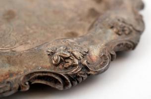 Gazdagon díszített fém tálca, préselt, jelzett, d:24,5 cm