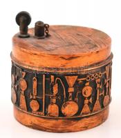 Jelzett réz öngyújtó, megviselt állapotban, d: 7 cm