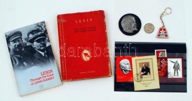 Vegyes Lenin tétel könyvekkel és egyéb tárgyakkal:  Lenin: Egy lépés előre, két lépés hátra. Bp., 1948, Szikra. Kiadói papírkötés, kopottas állapotban; Lenin, Trough the eyes of Lunacharsky. Moszkva, 1981, Novosti Press Agency Publishing House. Kiadói papírkötés, jó állapotban; Lenint ábrázoló bélyegek és levélzárók, kulcstartó, plakett, pénz.