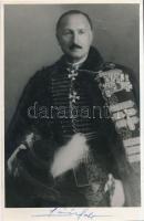 Lázár Károly (1890-1969), a magyar királyi lovastestőrség parancsnoka, majd lovas altábornagy aláírása őt magát ábrázoló fotón, hátulján feliratozva, 18×11,5 cm /  The signature of Károly Lázár (1890-1969) Commander of the Horse Guards later lieutenant-general on a photograph of himself, with inscriptions on its back, 18×11,5 cm
