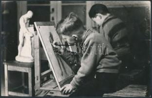 1958 Katkó István: Rajzszakkör, jelzetlen fotó, 9x14 cm