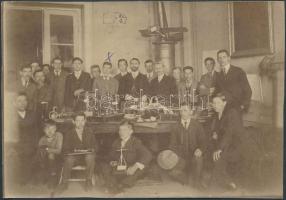 1911 Tanárok, diákok iskolai taneszközökkel, 11x16 cm