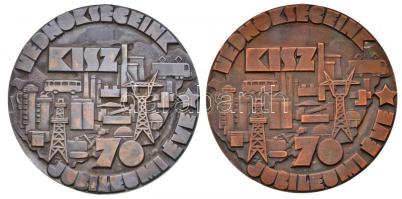 Vincze Dénes (1914-1972) 1970. "KISZ - Védnökségeink Jubileumi Éve" fém plakett (2x) (79mm) T:1-