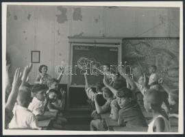 1957 Földrajz óra egy általános iskolában, jelzetlen fotó, 18x13 cm