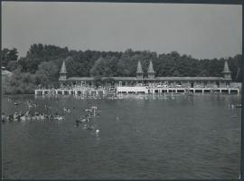 Seidner Zoltán: Hévízfürdő, MTI sajtófotó, egyik sarkán törésnyommal, 17x24 cm