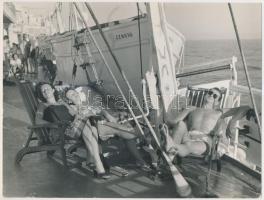 cca 1970-1980 Pihenő Genova luxushajó fedélzetén, jelzetlen fotó, 18x24 cm