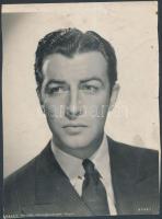 cca 1930-1950 Az MGM (Metro-Goldwyn-Mayer) filmstúdió színészei, 5 db fotó, szakadásokkal, hiányokka...