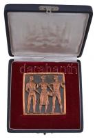 Vincze Dénes (1914-1972) ~1980. Jelzetlen, három munkást ábrázoló szocialista lemez plakett eredeti ...