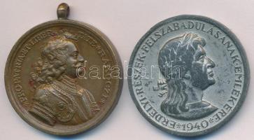 1938. "Felvidéki Emlékérem - II. Rákóczi Ferenc" Br emlékérem mellszalag nélkül + 1940. "Erdélyi részek felszabadulásának emlékére" cink emlékérem mellszalag és fül nélkül. Szign.:BERÁN T:2-,3 ph., karc Hungary 1938. "Commemorative Medal for the Liberation of Upper Hungary" Br medal without ribbon + 1940. "Commemorative Medal for the Liberation of Transylvania" zinc medal without ribbon and ear. Sign.:BERÁN L. C:VF,F edge error, scratched