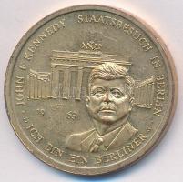 Németország DN "1963. Kennedy berlini látogatása - Berlini vagyok" aranyozott fém emlékérem (30mm) T:2 Germany ND "1963. Kennedy Staatsbesuch in Berlin - Ich bin ein Berliner" gilt metal medallion (30mm) C:XF