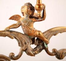 Puttóval és növénymotívumokkal gazdagon díszített nagyméretű réz kínáló, tetején gyertyatartóval, je...