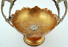 Puttóval és növénymotívumokkal gazdagon díszített nagyméretű réz kínáló, tetején gyertyatartóval, je...