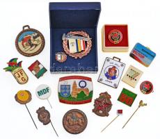 19db vegyes magyar és külföldi, főleg szocialista jelvény, közte ~1930-1940. "Mariazell" festett fém jelvény forgatható képekkel T:vegyes 19pcs of mixed badges, with Austria ~1930-1940. "Mariazell" panited metal badge with turnable pictures C:XF,VF